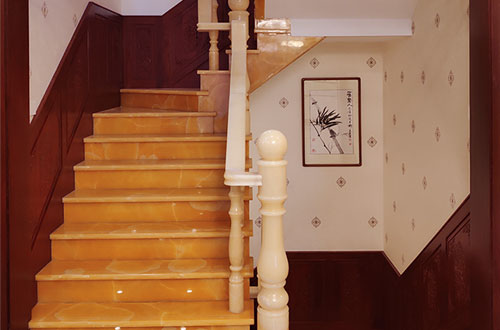 津南中式别墅室内汉白玉石楼梯的定制安装装饰效果