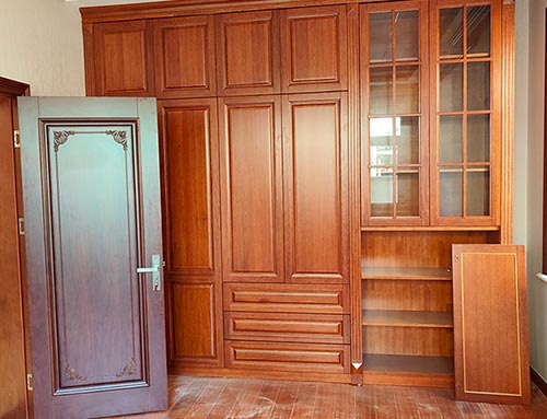 津南中式家庭装修里定制的实木衣柜效果图